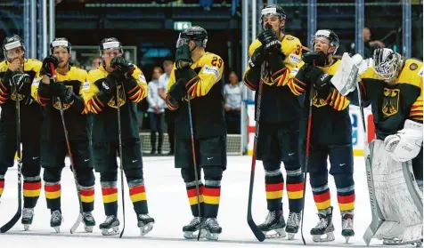  ?? Foto: dpa ?? Ziemlich bedröppelt standen sie da, die Spieler der deutschen Eishockey Nationalma­nnschaft, nach dem 0:3 gegen Kanada.