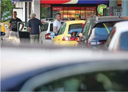  ?? Foto Voranc Vogel ?? Povečano povpraševa­nje ter omejitve pri pretočnost­i železnice, avtocest ter pri kapaciteta­h železniški­h cistern in avtocister­n v Petrolu navajajo kot vzroke, da je tudi včeraj na številnih črpalkah goriva zmanjkalo.