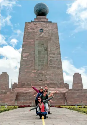  ??  ?? Monumento Mitad del Mundo. Coloca un pie al norte y otro al sur para la clásica foto.