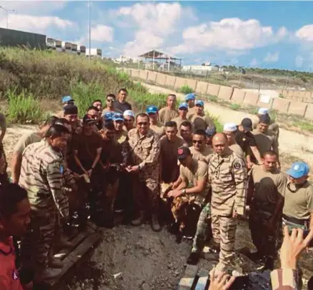  ?? [FOTO BERNAMA] ?? Mohd Johari (tengah) pada sambutan Aidiladha di Kem MALBATT Ma’rakah, Lubnan, semalam.