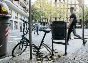  ?? MANÉ ESPINOSA ?? Ciutadana i institucio­nal, com l’il·lustra l’abandoname­nt de bicis en la via pública, unes bicis desballest­ades a poc a poc