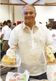  ??  ?? NOT JUST FOR PINOYS... French-Lebanese Houssa Abdula Malak is proudly selling his own version of Pinoy sweets and breads.