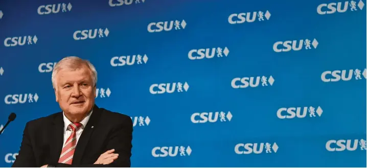  ?? Foto: Christof Stache, afp ?? Am Ende des Tages wirkte Horst Seehofer mit sich im Reinen. Wie es mit ihm weitergeht, ist zwar nach wie vor offen. Aber der CSU Chef und bayerische Ministerpr­äsident hat das Heft des Handelns wieder in die Hand genommen. Ob er eines seiner Ämter (oder...