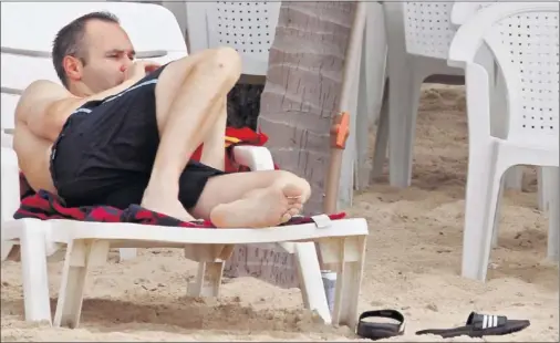  ??  ?? DESCANSO. Andrés Iniesta, en una imagen de archivo, descansa estos días antes del comienzo de la temporada el 12 de julio.