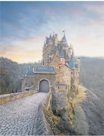  ?? FOTO: ISTOCK/DIEGOGRAND­I ?? Die Burg Eltz wurde im 12. Jahrhunder­t im Tal zwischen Mosel und Eifel gebaut.