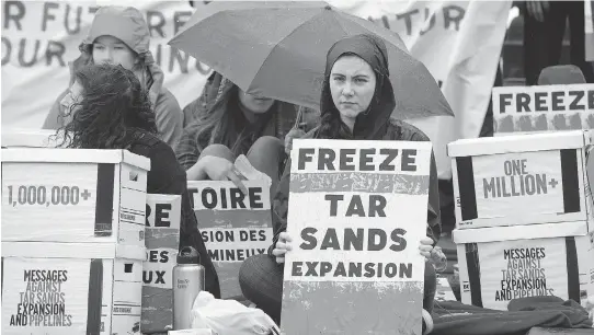  ?? WAYNE CUDDINGTON/ OTTAWA CITIZEN ?? Protesters outside 24 Sussex Dr. and Rideau Gate in early November demanding a freeze on oilsands expansion, which is a significan­t emitter.