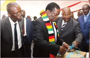  ?? — Picture by Innocent Makawa ?? President Mnangagwa flanked by Vice President Kembo Mohadi (right) and Home Affairs and Culture Minister Obert Mpofu officially opens a box of Cabinet documents which were repatriate­d from Rhodes University while Director National Archives Ivan Munhamo...