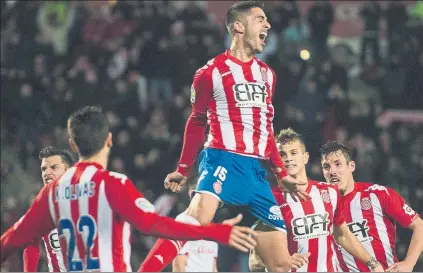  ?? FOTO: PEPE PUNTÍ ?? Juanpe celebra eufórico con sus compañeros su agónico tanto Tres puntos de oro para el Girona en su camino hacia el ascenso