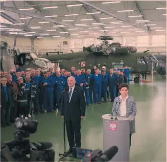  ??  ?? Beata Maria Szydlo, présidente du conseil des ministres et Antoni Macierewic­z, ministre de la Défense, Pologne.