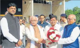  ?? KESHAV SINGH/HT ?? Haryana deputy chief minister Dushyant Chautala, CM Manohar Lal Khattar and speaker Gian Chand Gupta according a floral welcome to governor Satyadeo Narain Arya in Chandigarh.