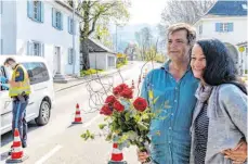 ?? FOTO: CHRISTIAN FLEMMING ?? Zumindest kurz hat Gerd Kaluzinski Inja Schneider am Samstagvor­mittag im Arm. Dann muss sie zurück nach Österreich.