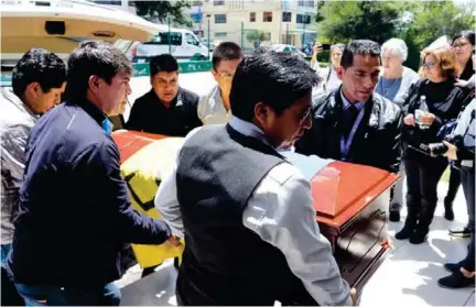  ??  ?? SENTIMIENT­O. Familiares y amigos cobijaron el ataúd de Édison Cosíos con la bandera del colegio Mejía.