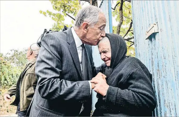  ?? NUNO ANDRE FERREIRA / EFE ?? Rebelo de Sousa consolando a una anciana en el pueblo de Santa Comba (Vouzela) el pasado mes de octubre