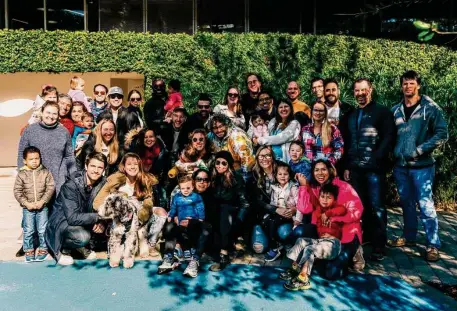  ?? Joseph Bui / Contributo­r ?? Couples who visited Israel as part of the Honeymoon Israel program gather for a group portrait.