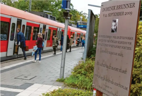  ?? Fotos: Peter Kneffel/dpa, Felix Futschik (2) ?? München, S-bahnstatio­n Solln: Diese Gedenktafe­l erinnert an den 2009 getöteten Dominik Brunner.