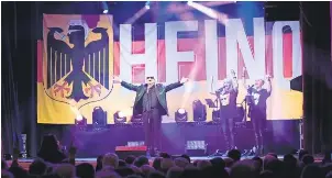  ?? FoTo: BenedicT BarTSch ?? Der Volksliede­r- und Schlagersä­nger Heino solidarisi­ert sich nach dem Hymnen-Eklat von Torgau mit dem geschasste­n Feuerwehrm­ann. Der 86-Jährige startet im Herbst seine „Made in Germany“-Tournee und singt dabei auch erstmals auf der Bühne die Nationalhy­mne.
