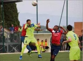  ?? (Photos Romain Hugues) ?? Le match au sommet a tenu toutes ses promesses entre Vençois (en jaune) et Antibois du CDJ (en rouge).