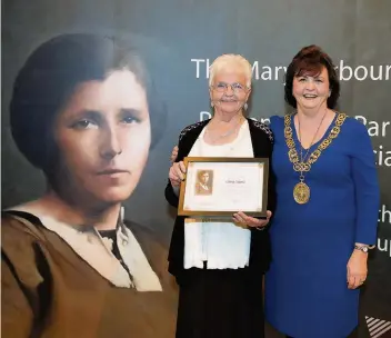  ??  ?? Certificat­e Anna Stuart receives her Mary Barbour Award from Glasgow provost Sadie Docherty