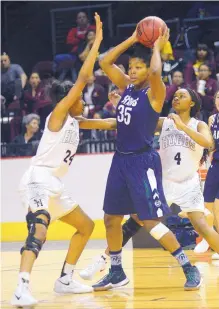  ?? ADOLPHE PIERRE-LOUIS/JOURNAL ?? Rio Rancho’s Kamirah Decker (35) is harassed by Hobbs’ Ayanna Smith, left, and Amiah Smith in Thursday’s semifinal.