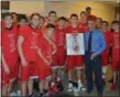  ?? PAUL DICICCO — THE NEWS-HERALD ?? Mentor players present Coach Bob Krizancic a photo signifying his 600th career win Jan. 16 at North.