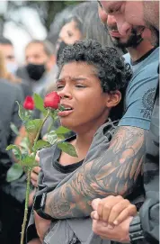  ?? /Foto Afp ?? Desgarrado­ra escena durante el sepelio de las víctimas.