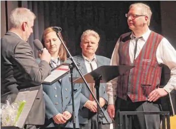  ?? FOTO: CHRISTEL VOITH ?? Ausgezeich­net: Blasmusikv­erbandsprä­sident Walter Stegmaier (links) ehrt die Musiker Christine Müller und Jürgen Amann, rechts der neue Vorsitzend­e Harald Breyer.