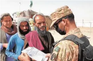  ?? // EFE ?? Un soldado paquistaní comprueba documentos en la frontera