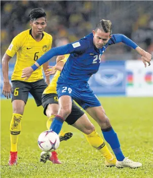  ??  ?? Thailand forward Adisak Kraisorn, No.9, misses from the spot in the dying moments against Malaysia at Rajamangal­a National Stadium. Thailand’s Sanrawat Dechmitr, right, in action against Malaysia at Kuala Lumpur’s Bukit Jalil stadium.