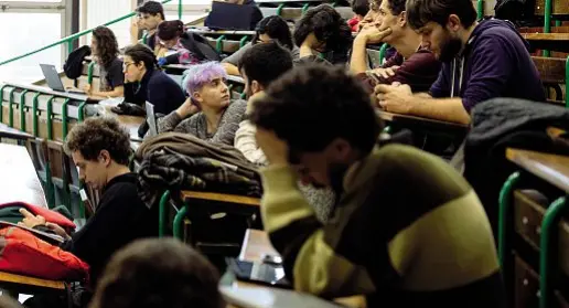  ?? ?? L’emergenza Sempre più studenti campani frequentan­o facoltà al Nord