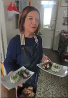  ??  ?? Hélène Armantier travaille seule en cuisine et en salle.