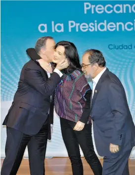  ?? JORGE GONZÁLEZ ?? Dirigentes de Nueva Alianza, con el aspirante a la Presidenci­a.