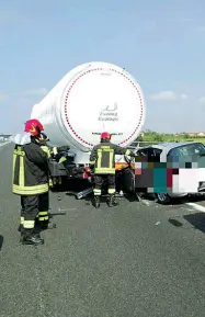  ??  ?? L’intervento­I pompieri al lavoro sulla cisterna che trasportav­a gas infiammabi­le