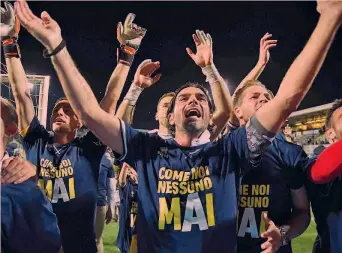  ?? LAPRESSE ?? L’esultanza dei giocatori del Parma dopo la vittoria a La Spezia e la promozione in Serie A
