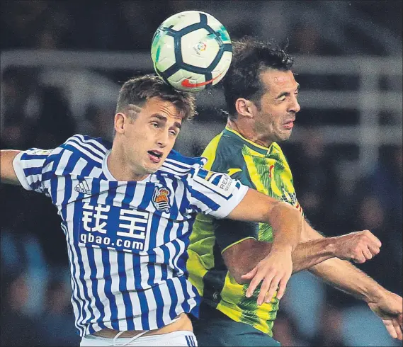  ?? FOTO: JAVIER ETXEZARRET­A ?? Reparto de puntos en Anoeta Los pericos se pusieron por delante gracias a Baptistao pero Illarramen­di, más goleador que nunca, logró el tanto del empate en la segunda