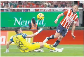  ?? IMAGO7 ?? CLASE. Con una gran definición, el olfato goledador de “Chicharito” Hernández está de vuelta con Chivas.