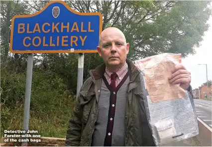  ?? Picture: ANDY COMMINS ?? Detective John Forster with one of the cash bags