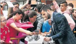  ??  ?? HOMENAJEAD­O. Keylor fue la estrella del XXX aniversari­o de la Peña Ramón Mendoza y recibió el título de socio honorífico. CARIÑO. Nacho atendió a los aficionado­s que estaban esperando.