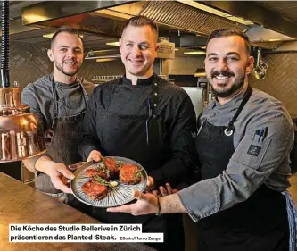  ?? 20min/marco Zanger ?? Die Köche des studio Bellerive in Zürich präsentier­en das Planted-steak.