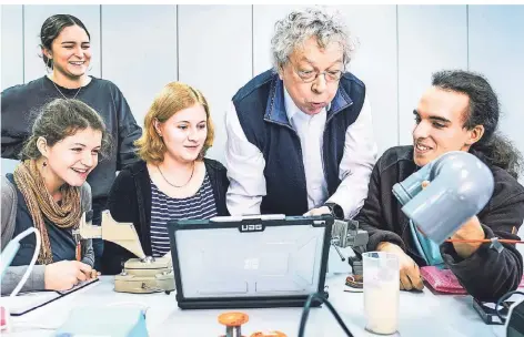  ?? FOTO: OLIVER TJADEN ?? Feinstaubm­essung mit Professor Konradin Weber an der Hochschule Düsseldorf (2020).