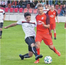  ?? FOTO: KLAUS EICHLER ?? Für den SV Fronhofen (links Peter Kemmer) gab es in der Bezirkslig­a auch gegen den SV Kressbronn (Elias Wiesener) keine Punkte.