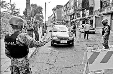  ?? Patricio terán / el comercio ?? •
Las FF.AA. realizan un control de armas en el sector de La Alameda, en el centro.