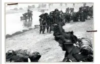  ??  ?? Sword Beach om morgenen den 6. juni 1944. Tropper fra den britiske 3. infanterid­ivision samlet i naerheden af La Breche klar til aktion.