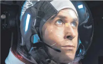  ?? FOTO: UNIVERSAL PICTURES ?? Zeigt den Menschen hinter dem Helden: Ryan Gosling als Astronaut Neil Armstrong.