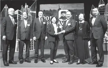  ??  ?? SHOWN in the photo are: (from left) PSE Director Edgardo Lacson, SM Chairman Jose Sio, PSE Chairman Jose Pardo, SM Vice Chairperso­n Teresita Sy-Coson, PSE President and CEO Ramon Monzon, PSE Director Vivian Yuchengco and SM President Frederic DyBuncio....