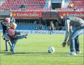  ?? TVC ?? Éric Abidal juega con un niño en el Miniestadi del FC Barcelona