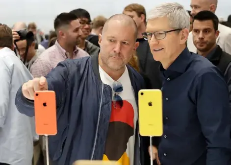  ?? Sanchez, Associated Press Marcio Jose ?? Jony Ive, left, the former chief design officer of Apple, with the chief executive, Tim Cook, in 2018.