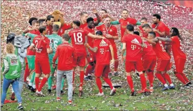  ??  ?? CELEBRACIÓ­N. Los jugadores del Bayern festejan el título sobre el césped del Allianz Arena.