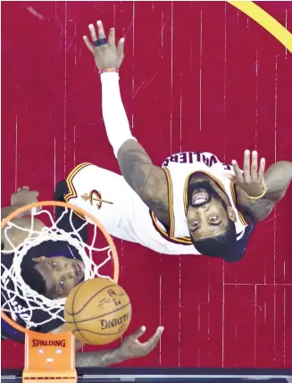  ??  ?? BACK ON
TRACK. After a 35-point loss to Golden State on the road, the Cleveland Cavaliers leaned on Kyrie Irving and LeBron James for a moraleboos­ting win against Phoenix at home..