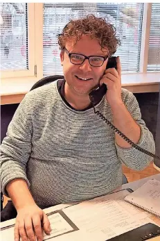  ?? FOTO: TERESA STÖSSEL ?? Kristof Stößel leitet seit Dezember den Empfang eines Büros.