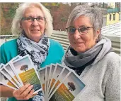  ?? FOTO: JOACHIM RÜTTGEN ?? Petra Dahm (l.) und Margareta Coenen kümmern sich um das neue Angebot eines Trauertref­fpunkts in Hückeswage­n.